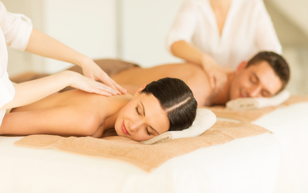 couples massage relax enjoy spa therapy