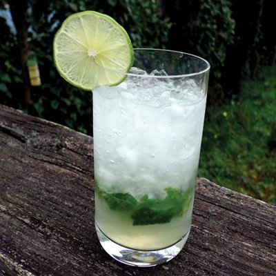 skinny mojito with a slice of lime